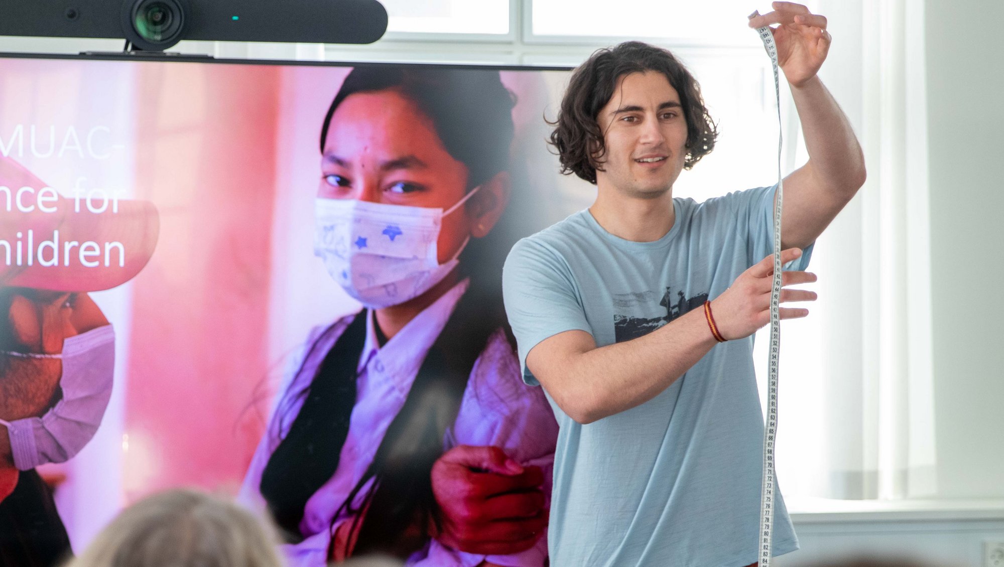 Adam Flensborg Safikhany (medicine) received the prize for his project on upper arm growth curves in school children. Photo: Simon Fischel, AU Health.