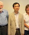 Den 94-årige professor Jens Chr. Skou ønskede forskerteamet tillykke med det nye resultat, da professor Toyoshima fra Tokyo Universitet gav foredrag på Skous gamle institut den 23. august 2013. På billedet ses fra venstre Flemming Cornelius, Jens Chr.